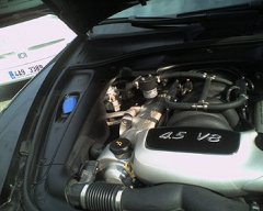 Für den Gasantrieb notwendige Teile im Motorraum des Porsche Cayenne 4,5 250 KW